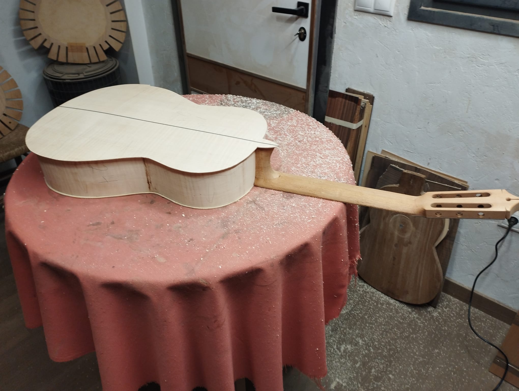 Caja de guitarra artesanal durante el proceso de construcción