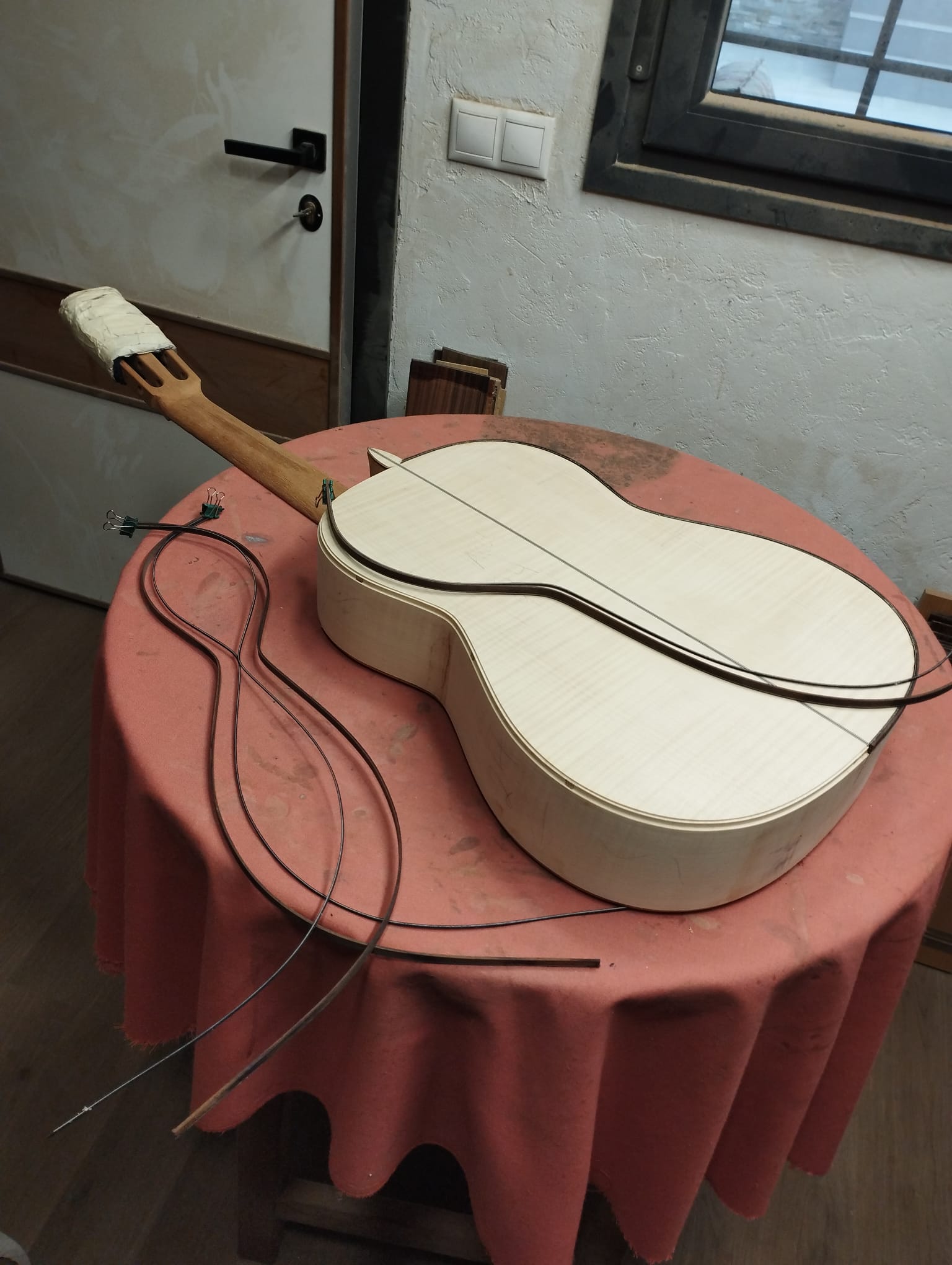 Colocación artesanal de perfiles decorativos en una guitarra