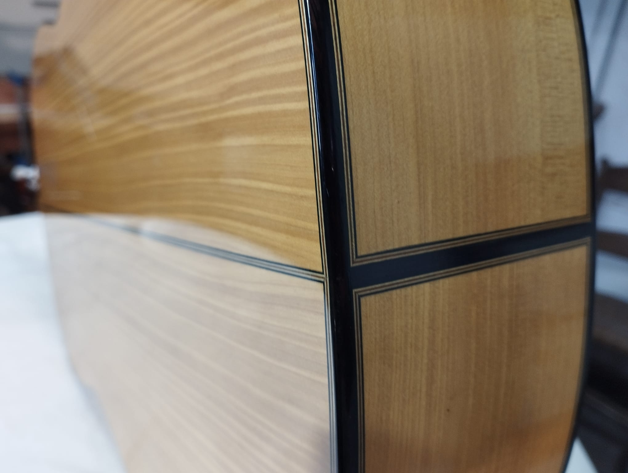 Detalle del fondo y los aros de una guitarra artesanal terminada con acabado brillante a gomalaca