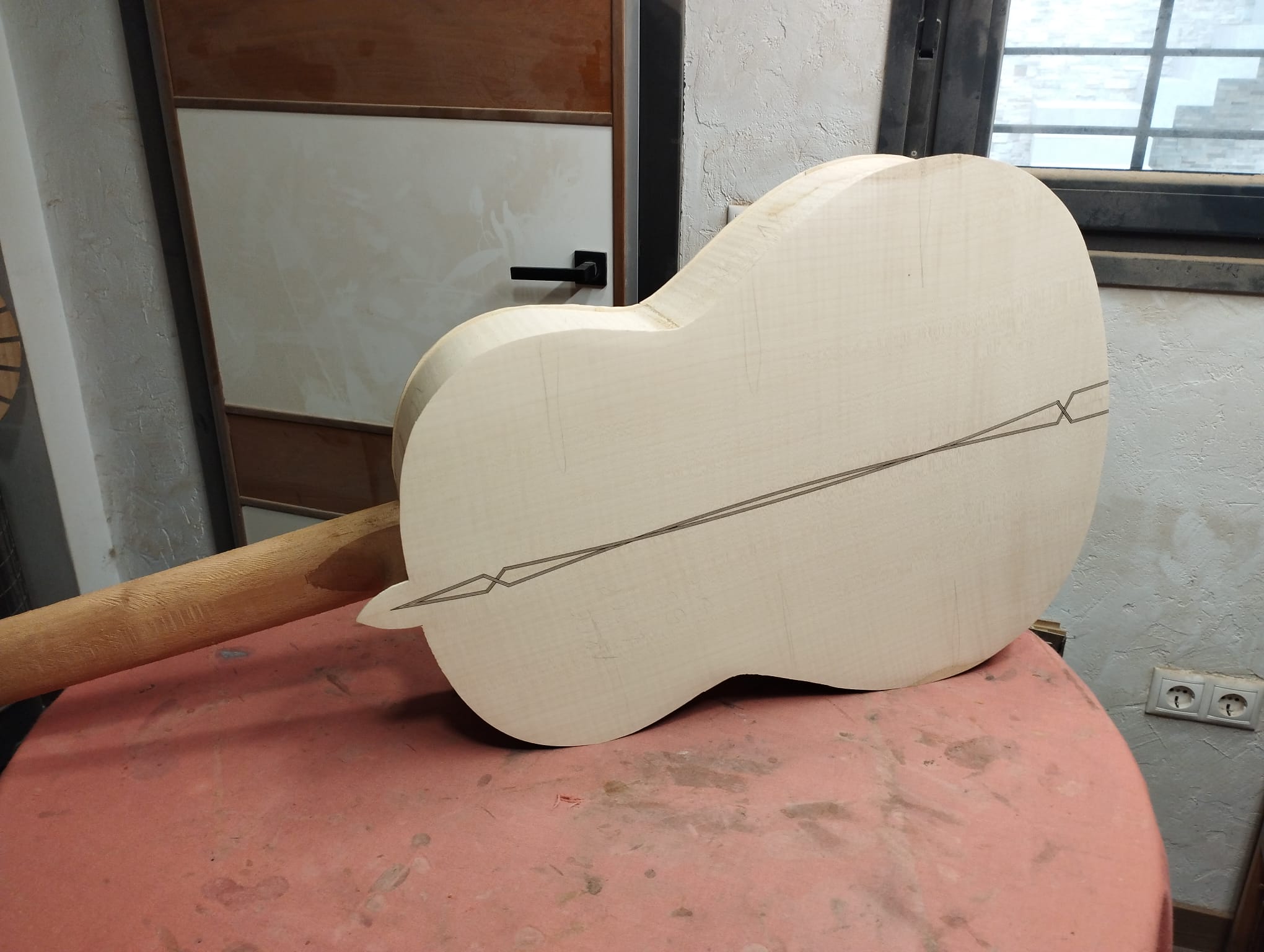 Detalle de marquetería en el fondo de una guitarra artesanal