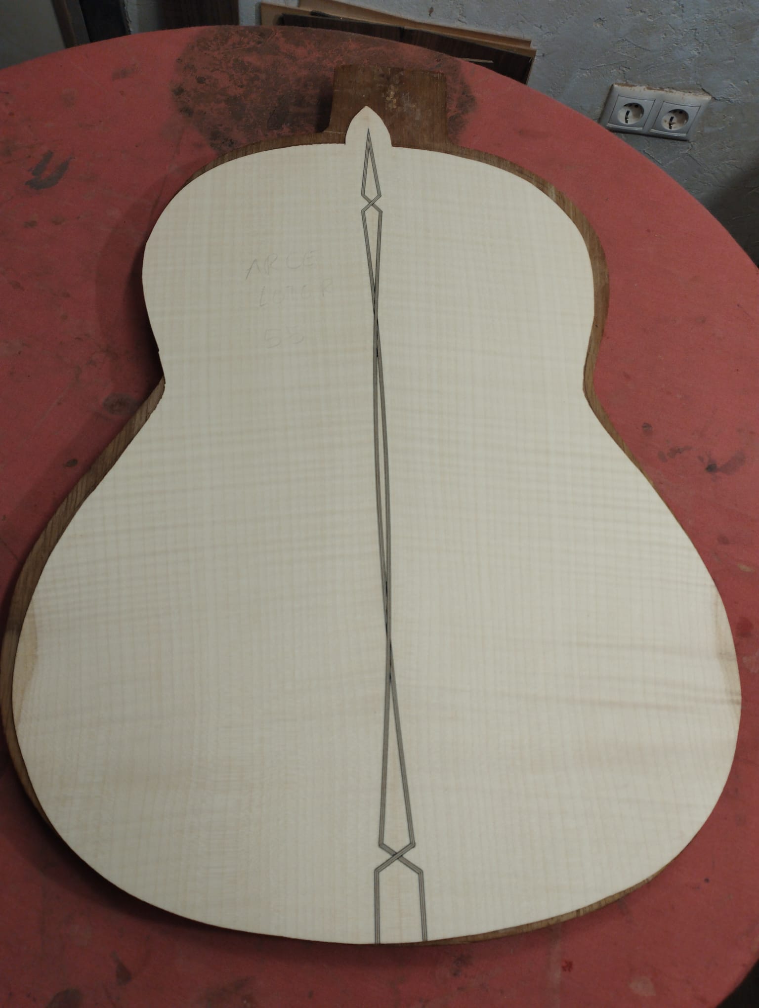 Fondo de guitarra con un detalle de marquetería longitudinal