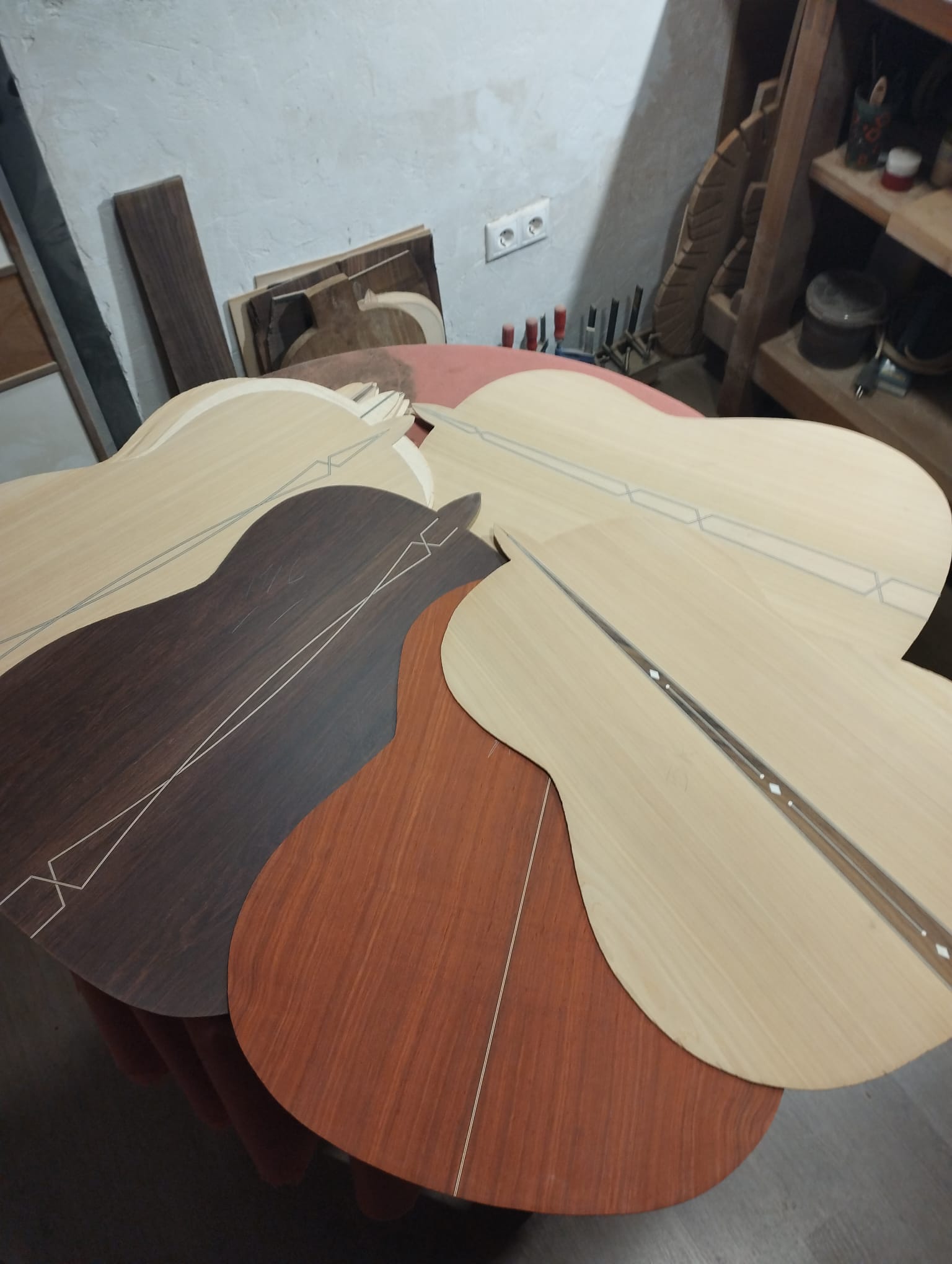 Fondos de guitarra de distintas maderas preparados en el taller