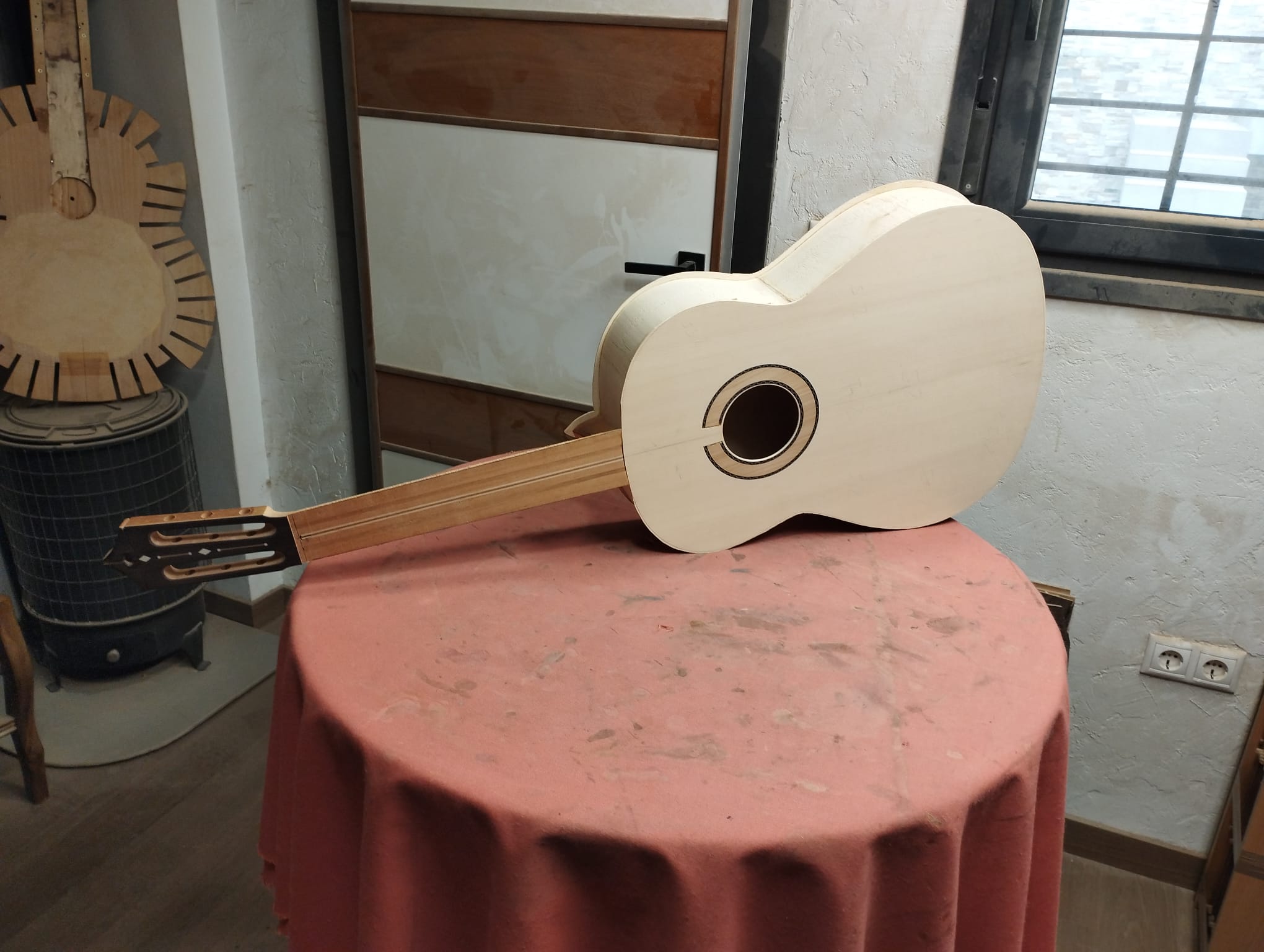 Guitarra artesanal durante el montaje, antes de completar el acabado
