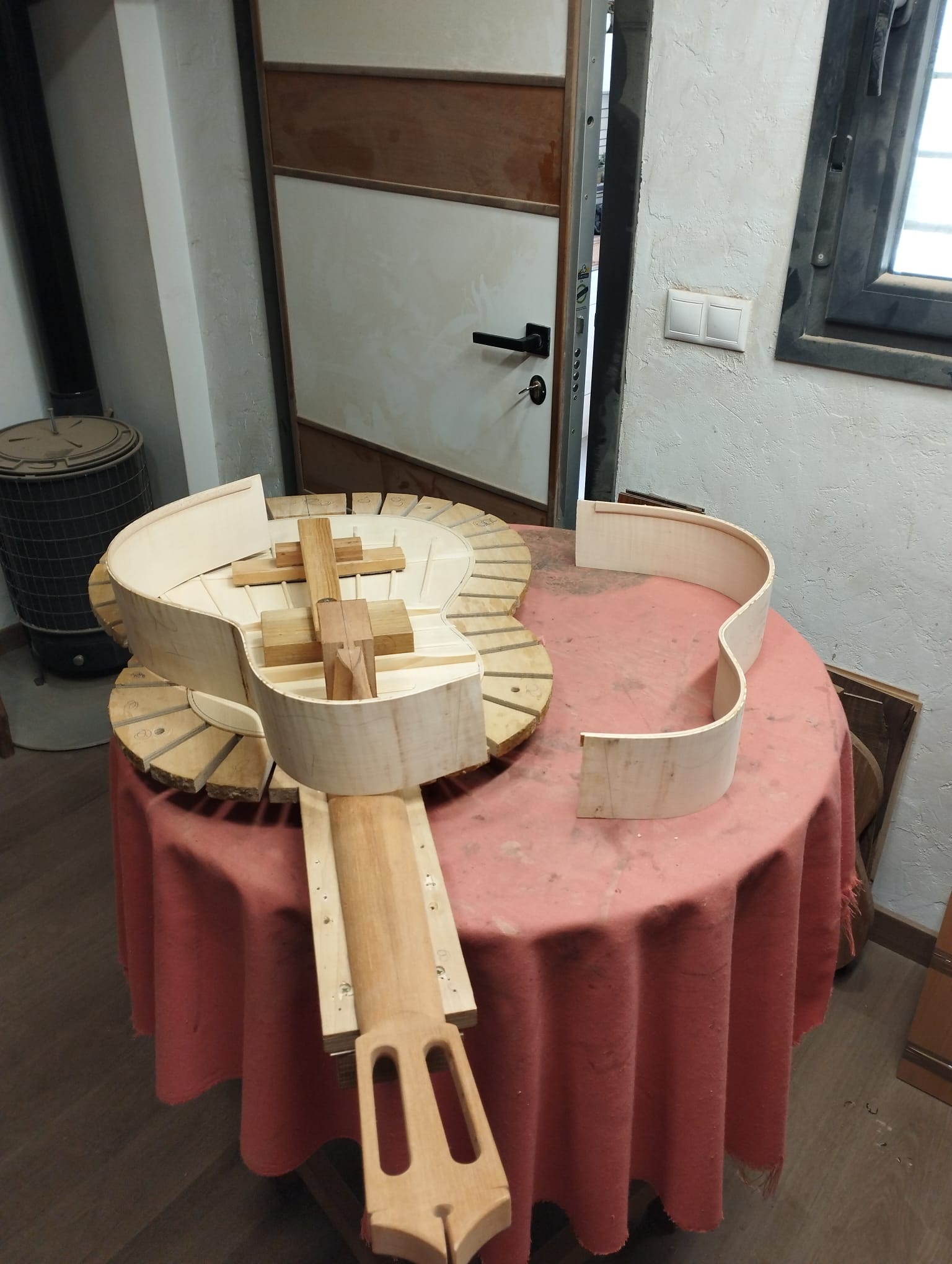 Aros de guitarra durante una fase de montaje