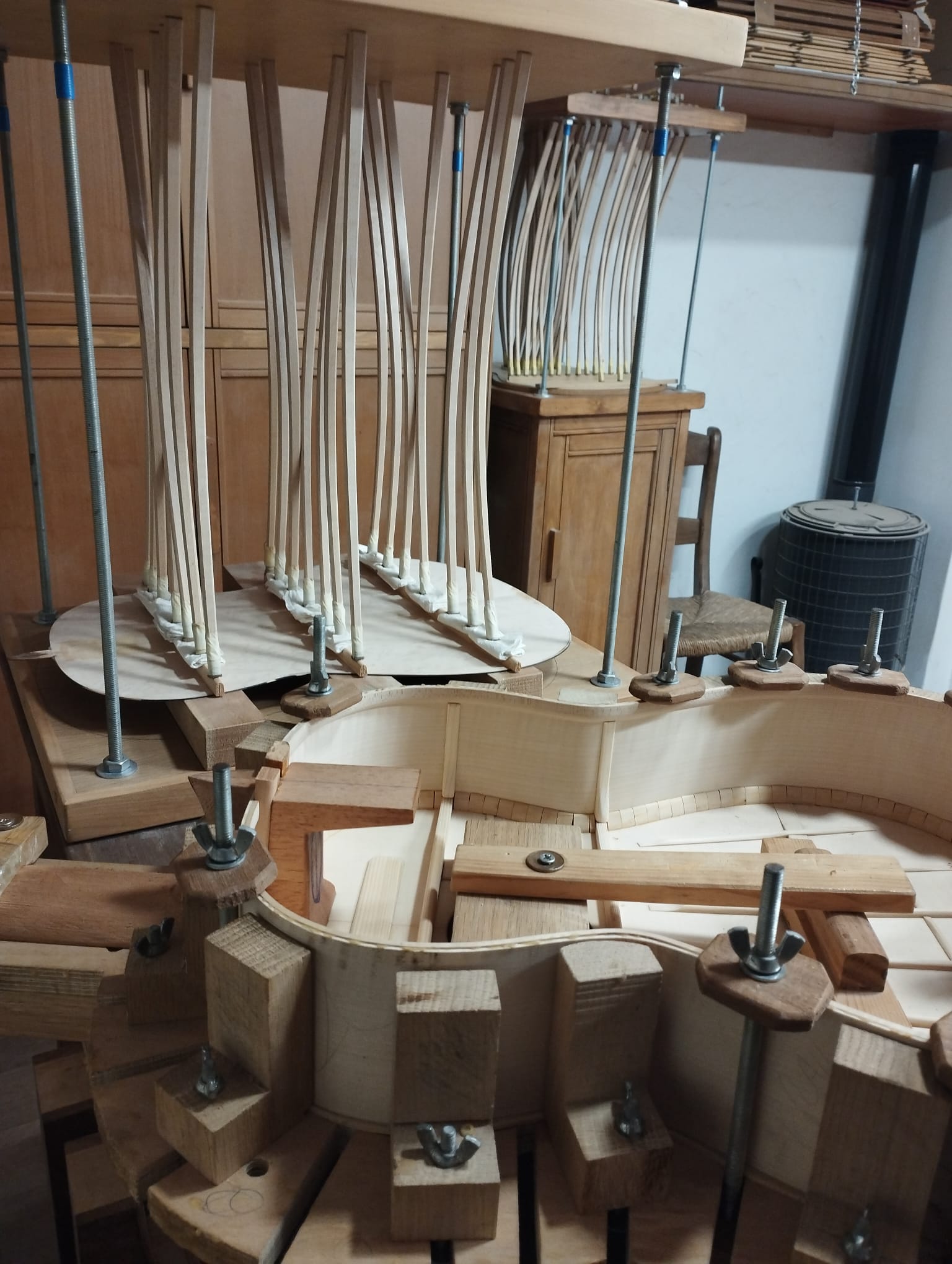 Proceso de montaje de una guitarra artesanal en el taller