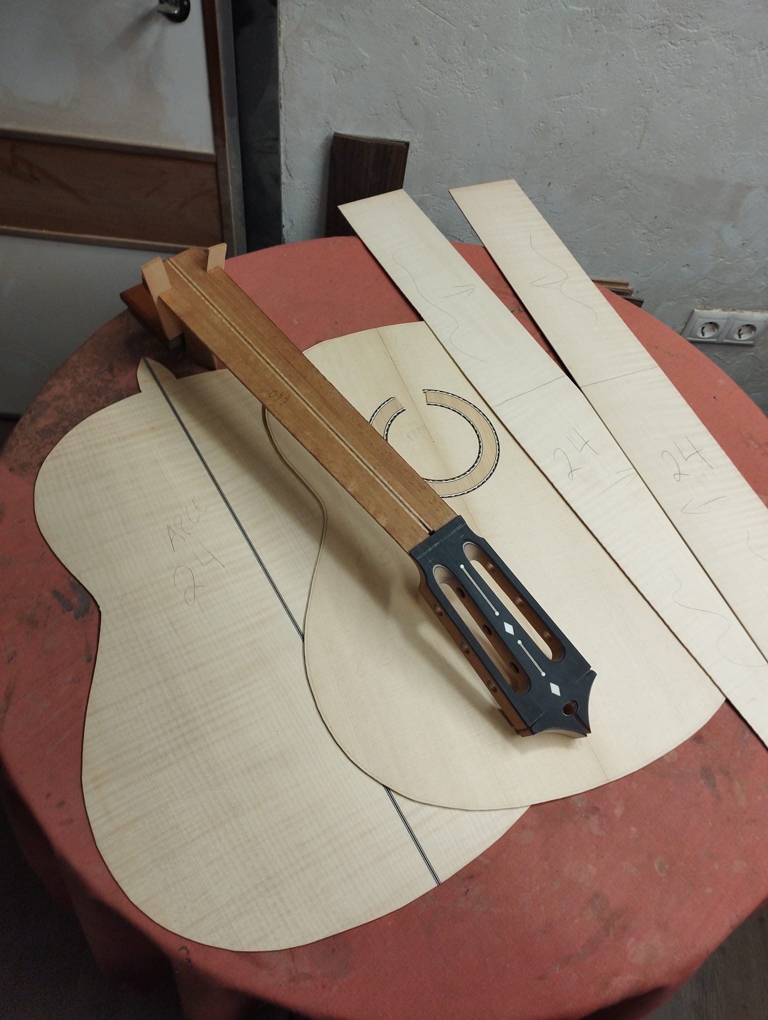 Piezas de guitarra preparadas antes del montaje