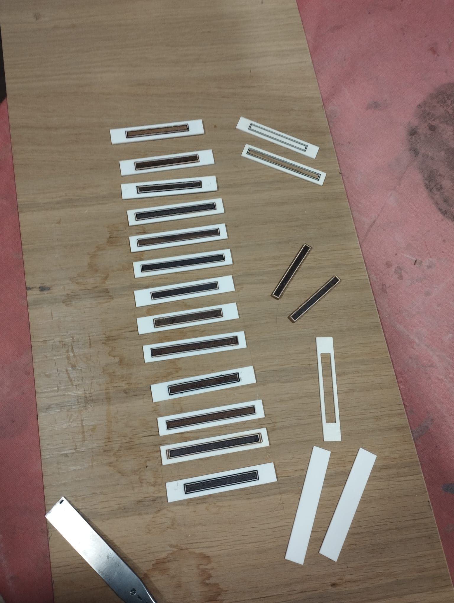 Pequeñas piezas de madera preparadas para un trabajo de marquetería