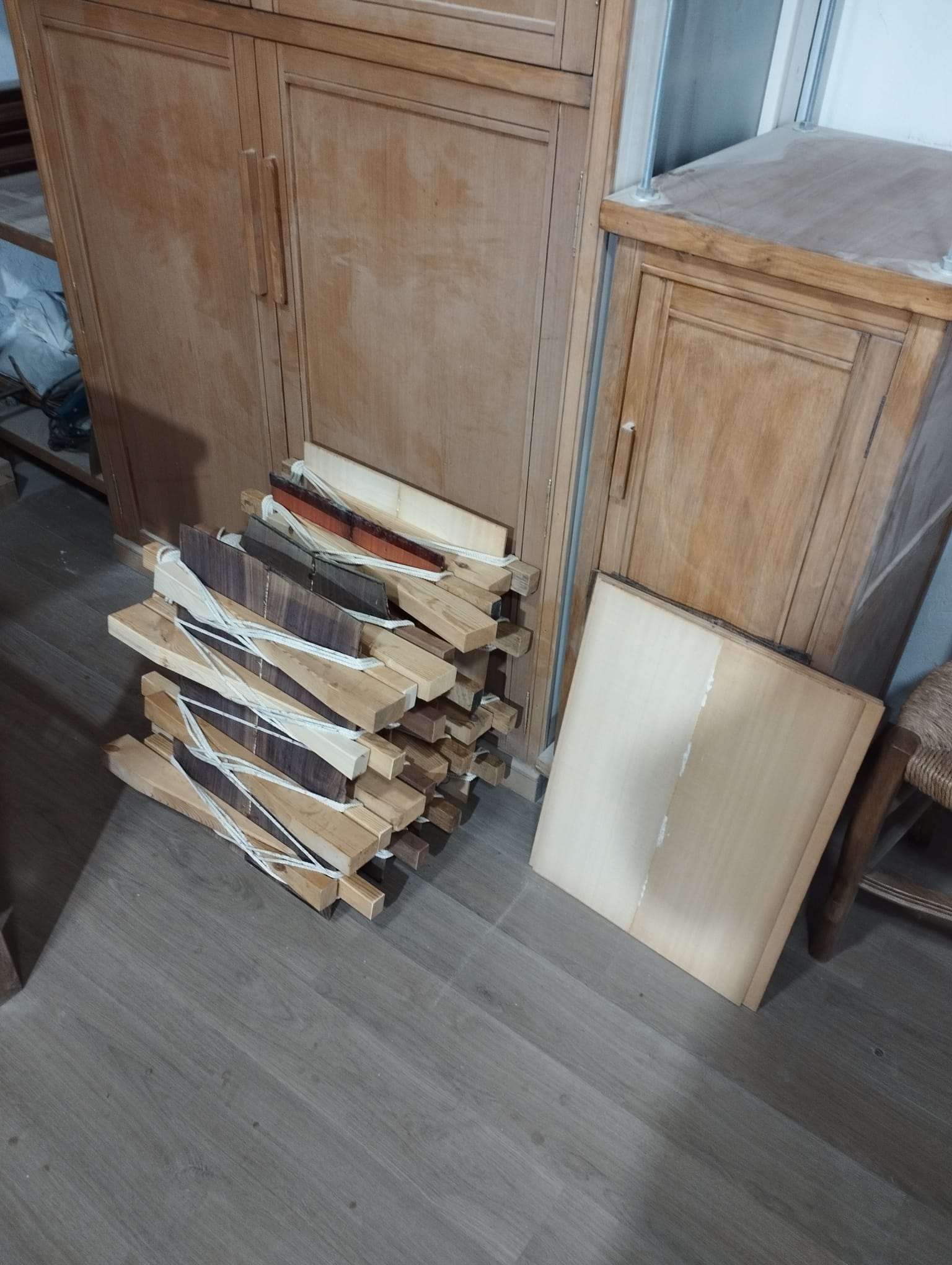 Maderas preparadas en el taller para la construcción de una guitarra