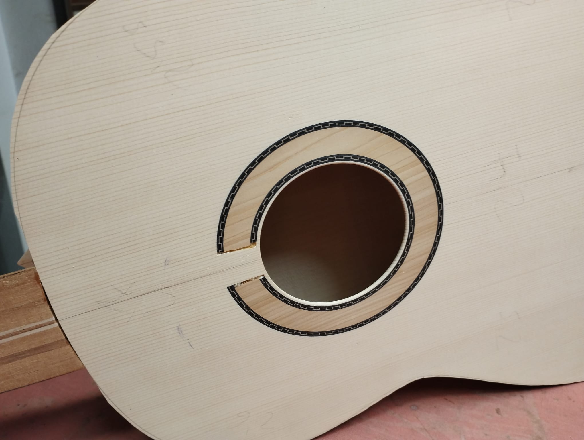 Roseta de una guitarra durante su construcción