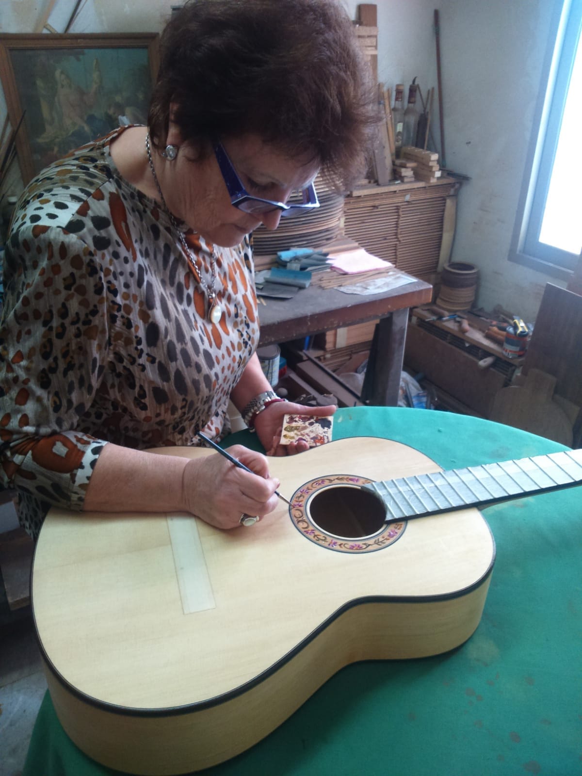 Trabajo manual de decoración alrededor de la boca de una guitarra